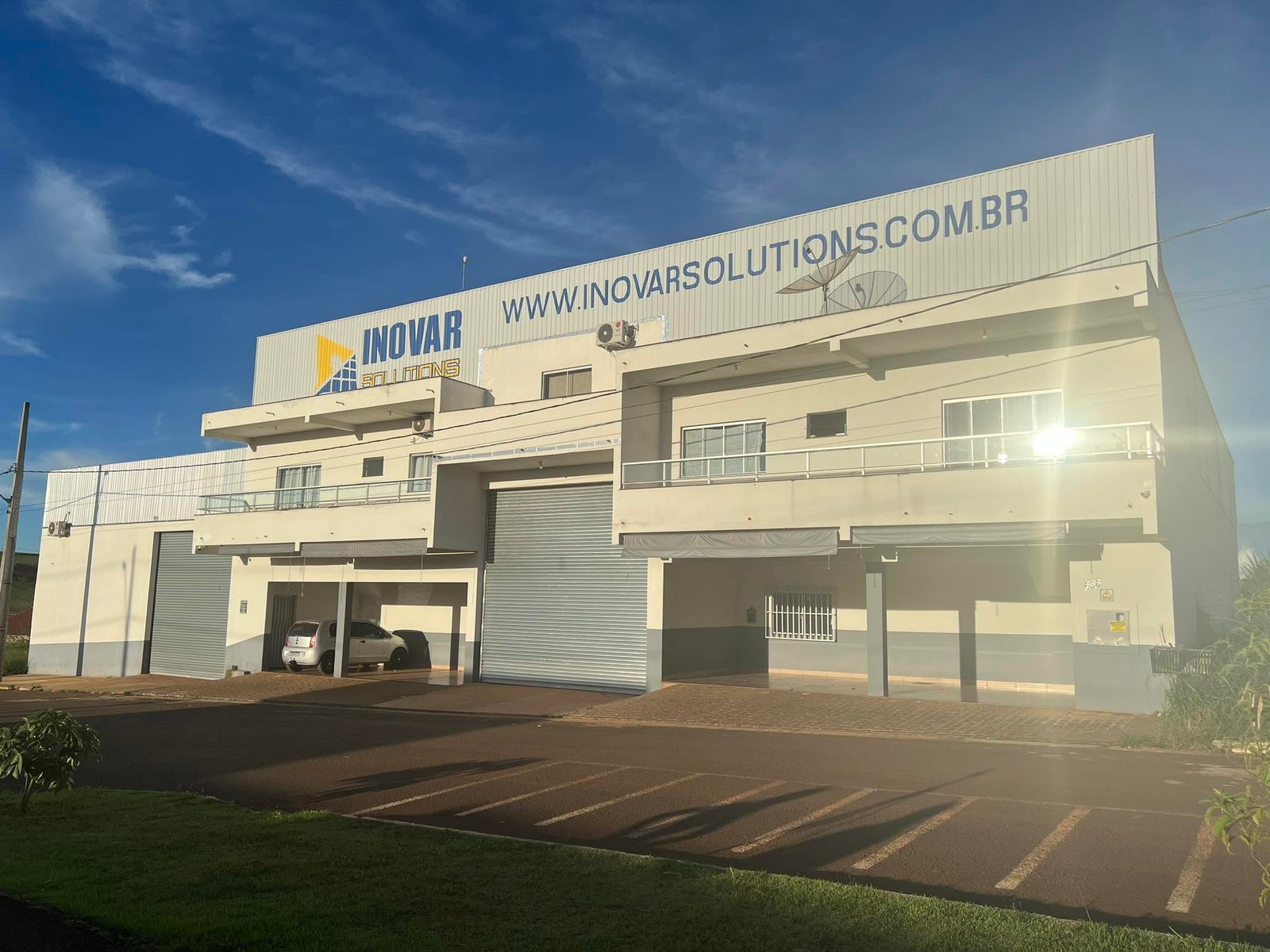 Equipe e estrutura da Inovar Solutions, fabricante de equipamentos para energia solar em Iraí de Minas, MG