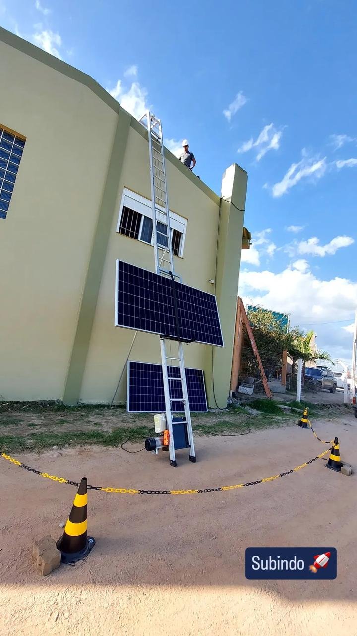 Elevador para painéis solares da Inovar Solutions em uso durante instalação