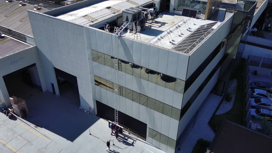 Elevador para painéis solares da Inovar Solutions em uso durante instalação