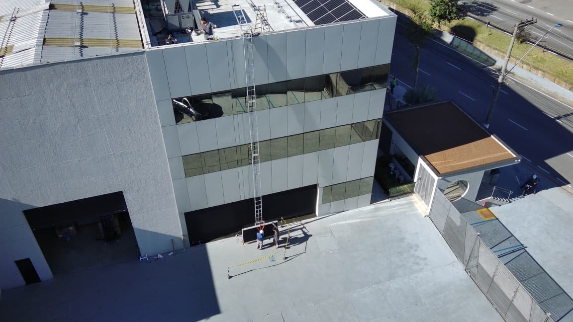 Elevador para painéis solares da Inovar Solutions em operação